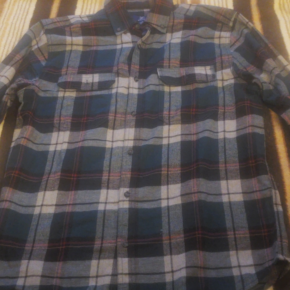 Mens George Button Shirt. Size Medium.